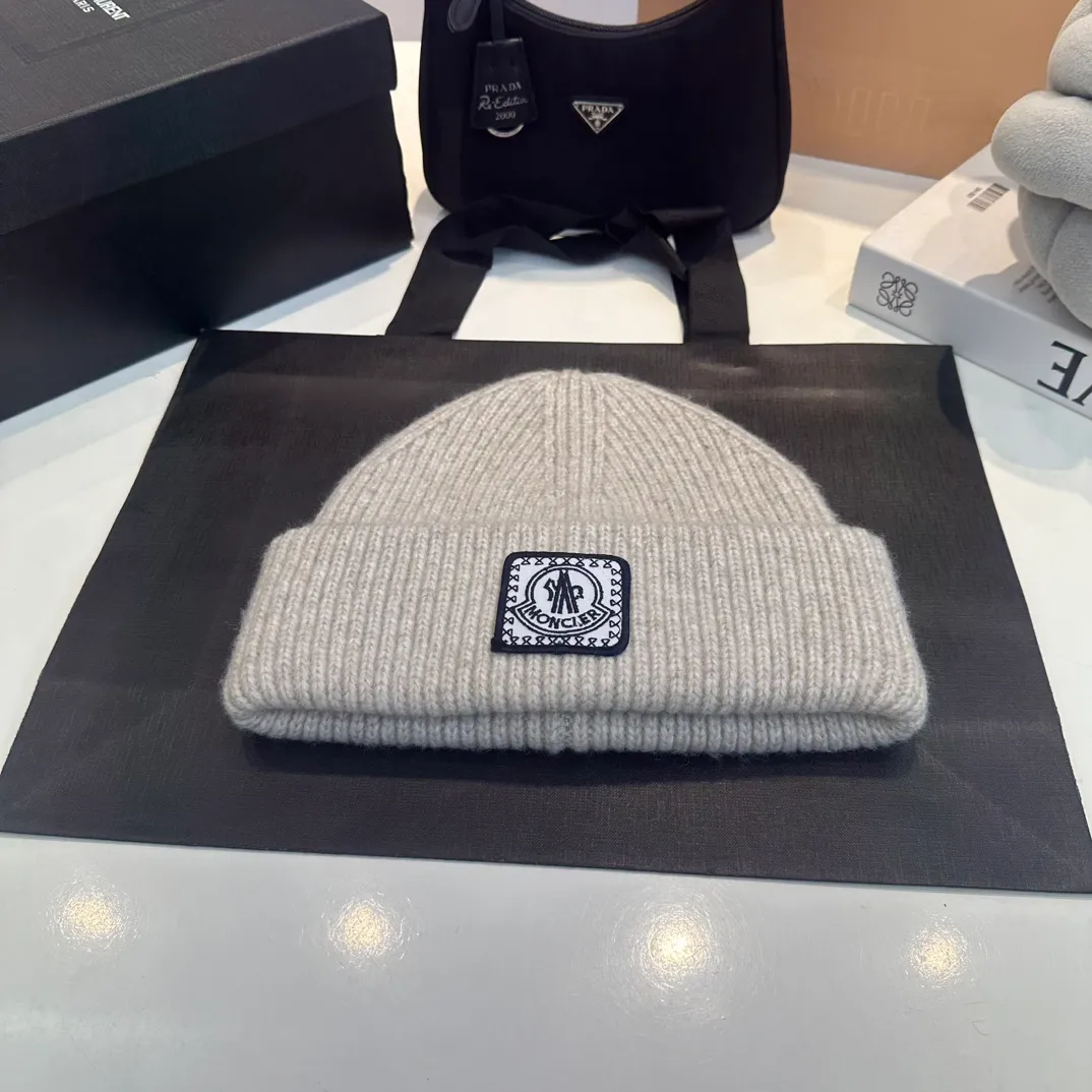 P70 Moncler muffled wool knitted thick edge beanie. It feels extremely soft and waxy. Highly elastic rabbit wool does not deform.