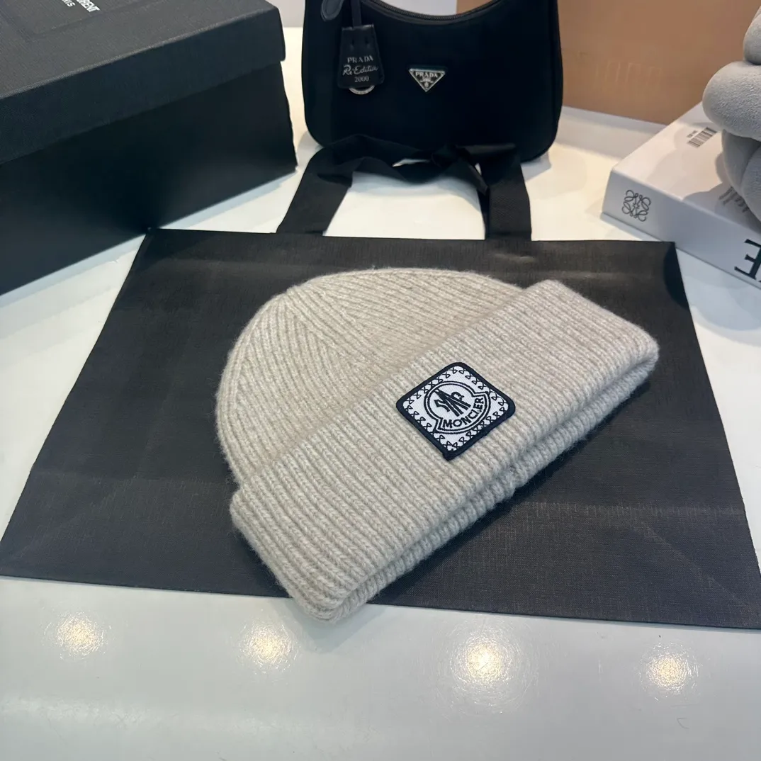 P70 Moncler muffled wool knitted thick edge beanie. It feels extremely soft and waxy. Highly elastic rabbit wool does not deform.