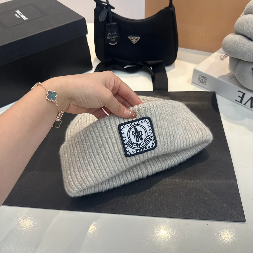 P70 Moncler muffled wool knitted thick edge beanie. It feels extremely soft and waxy. Highly elastic rabbit wool does not deform.