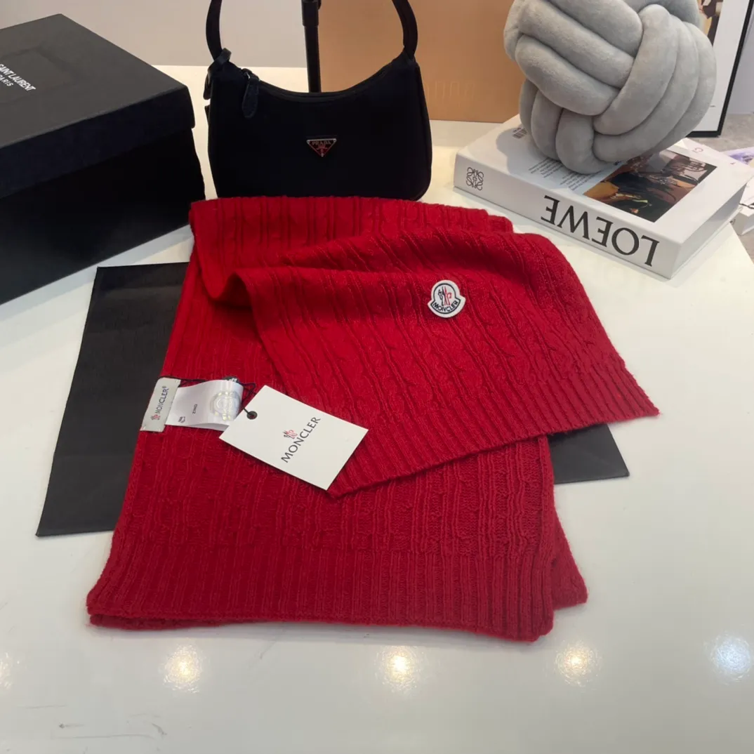 P180 Moncler wool knitted three-piece set, gloves + hat + scarf set ❄️ Wool knitted, super cute with cashmere scarf, a must-have for autumn and winter