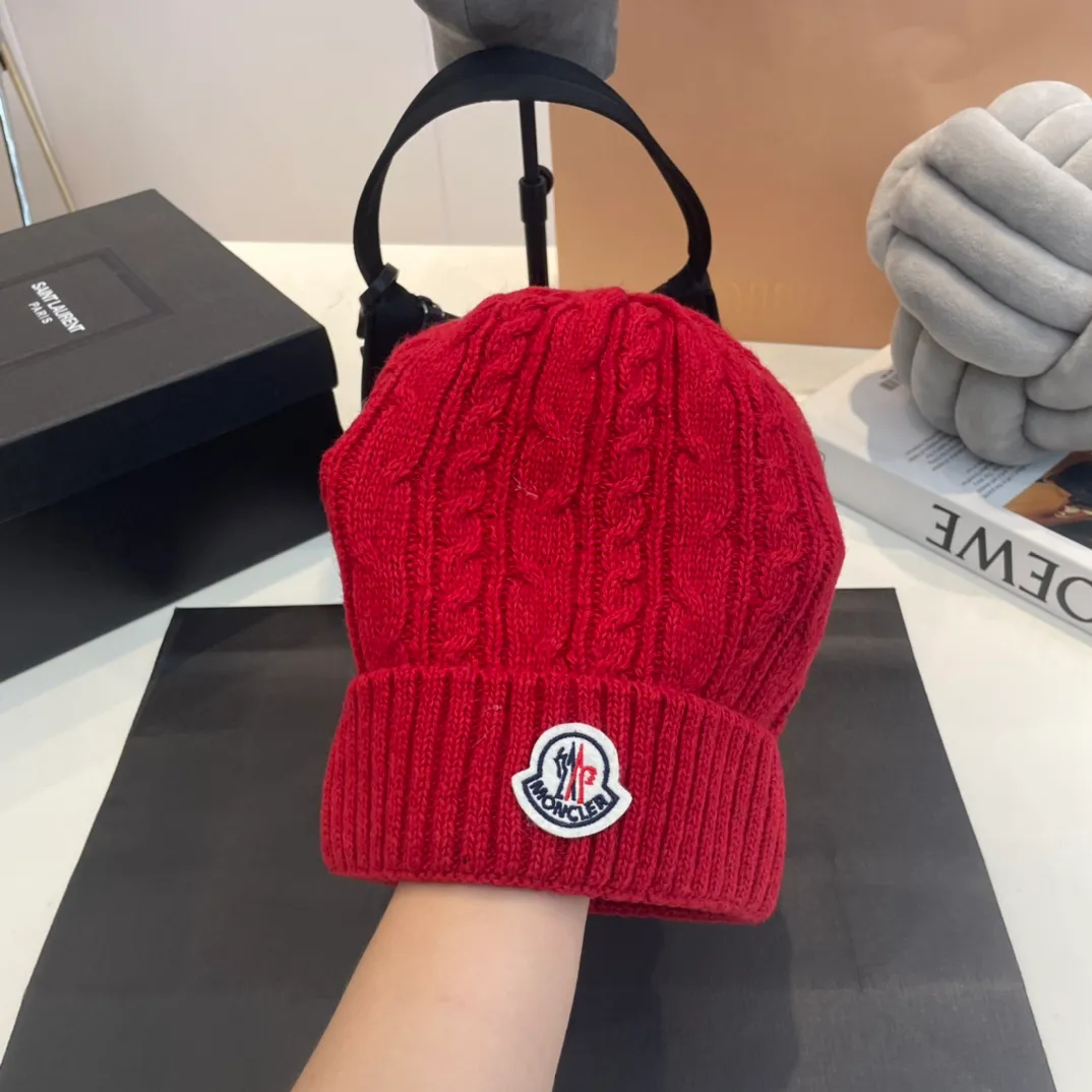P180 Moncler wool knitted three-piece set, gloves + hat + scarf set ❄️ Wool knitted, super cute with cashmere scarf, a must-have for autumn and winter