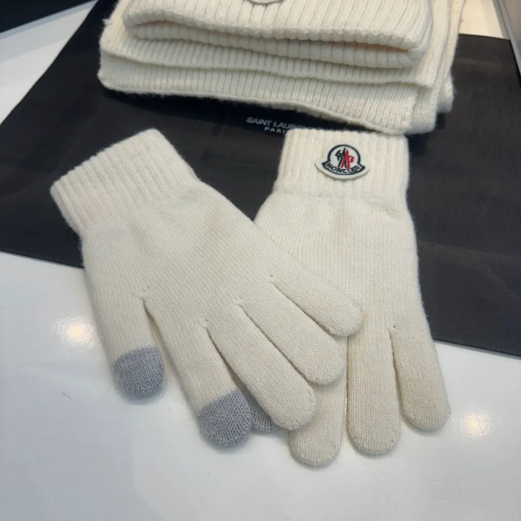 P180 Moncler autumn and winter counter model knitted beanie + scarf + gloves three-piece set, classic pattern, warm and fashionable! Fashionable and popular 🌸First-class texture, pure wool