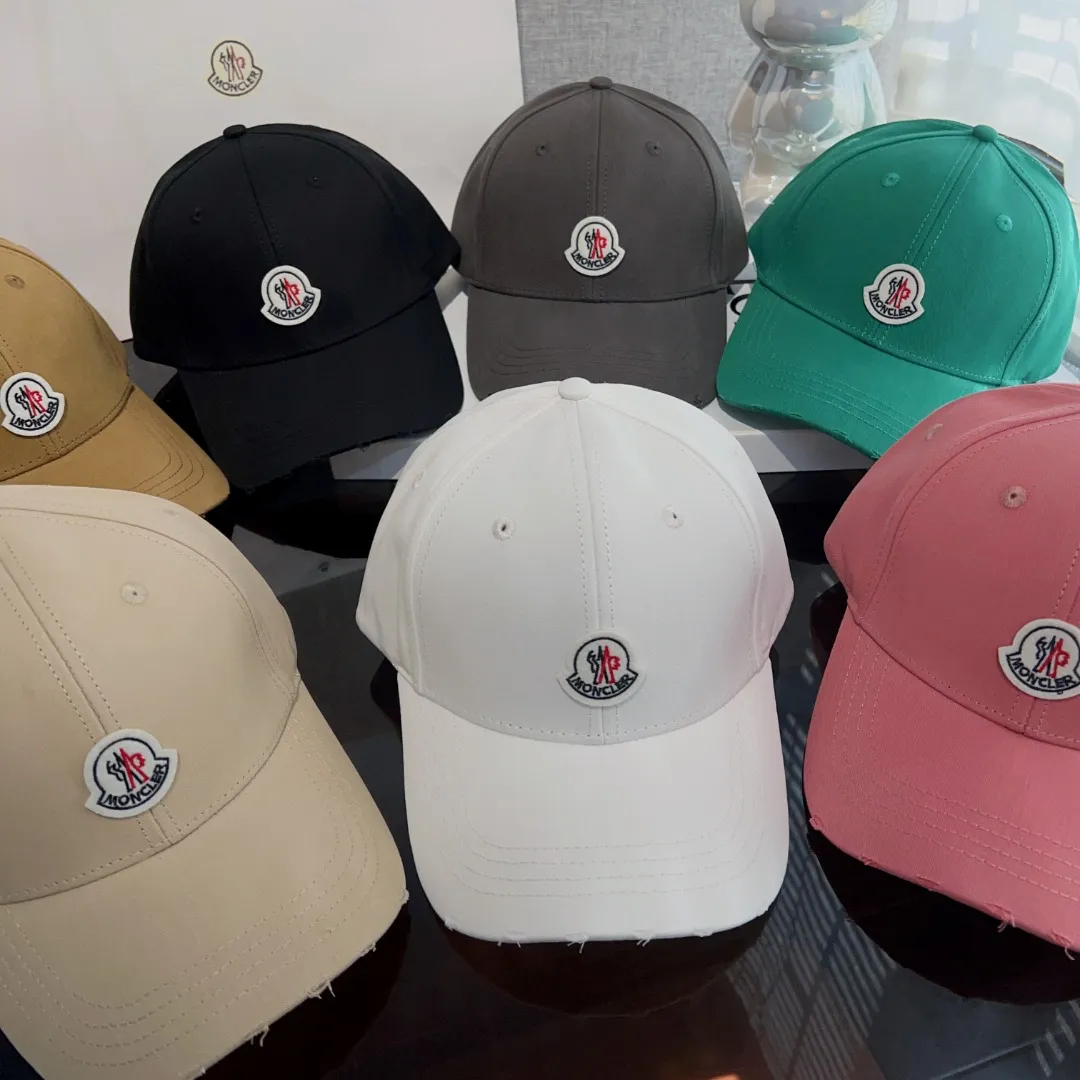P60 moncler masked* American retro embroidered baseball cap. High version counter model with fine letters~ The hat itself is very stylish. It goes well with crazy calls and stir-fried chicken. It adds a sense of atmosphere!
