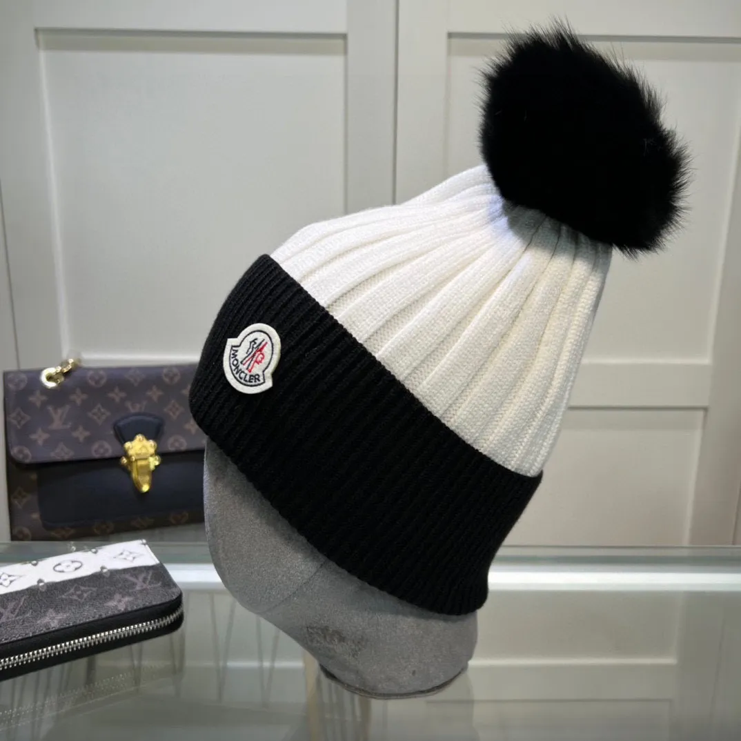 P76 comes with dust bag MONCLER Mouth Mouth 🎩 Wool knitted beanie, the ball is removable and can be matched as you like, good quality, high-end, and super soft! Super hot💖The texture is great and it’s great to match when out on the street! Fashion trends! A must-have item for winter, the same style for men and women, get it now!