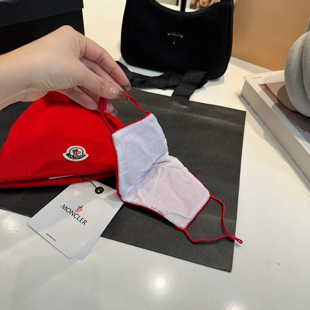 P80 Moncler muzzle hat + mask imitating cold set Autumn and winter women's wool woven warm knitted hat Cashmere soft and waxy texture, authentic quality enjoyment! Original label! High quality in stock!