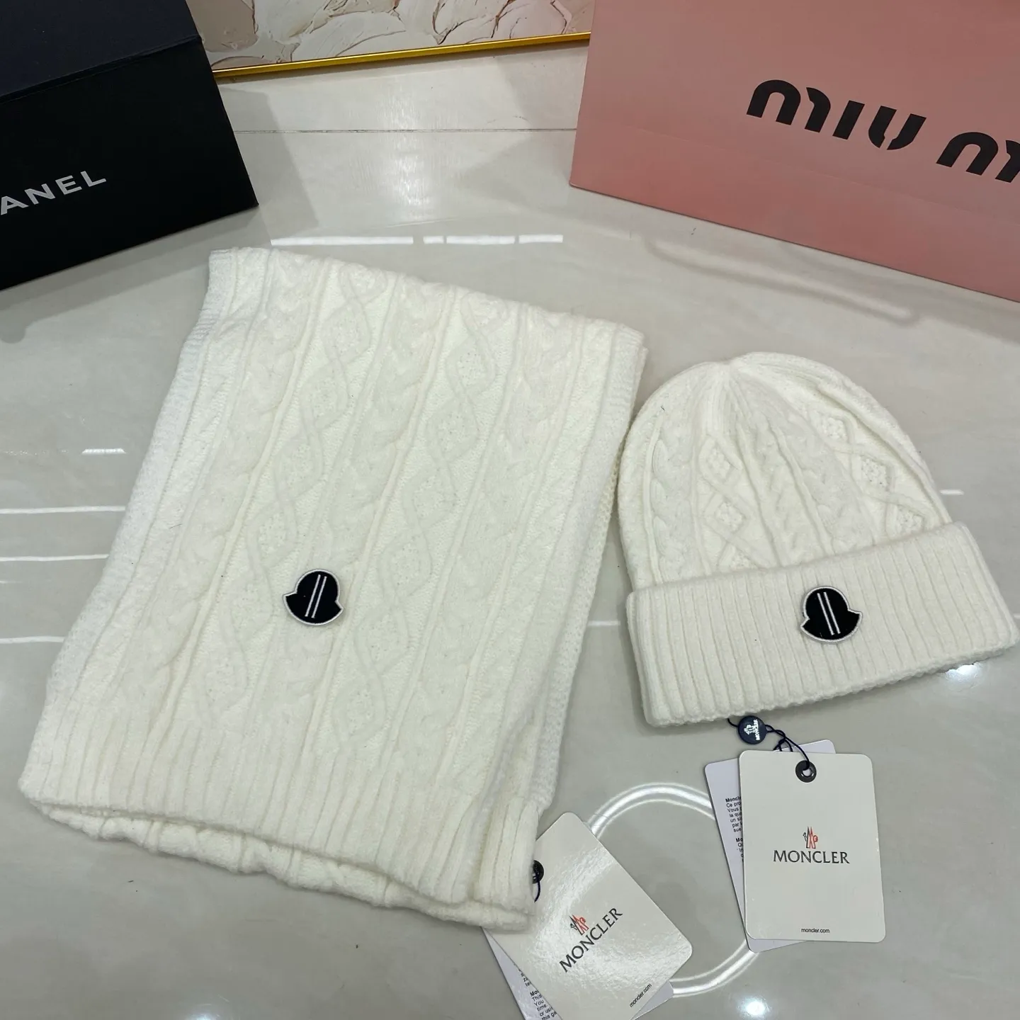 Moncler cashmere suit: scarf 🧣/cashmere knitted hat
