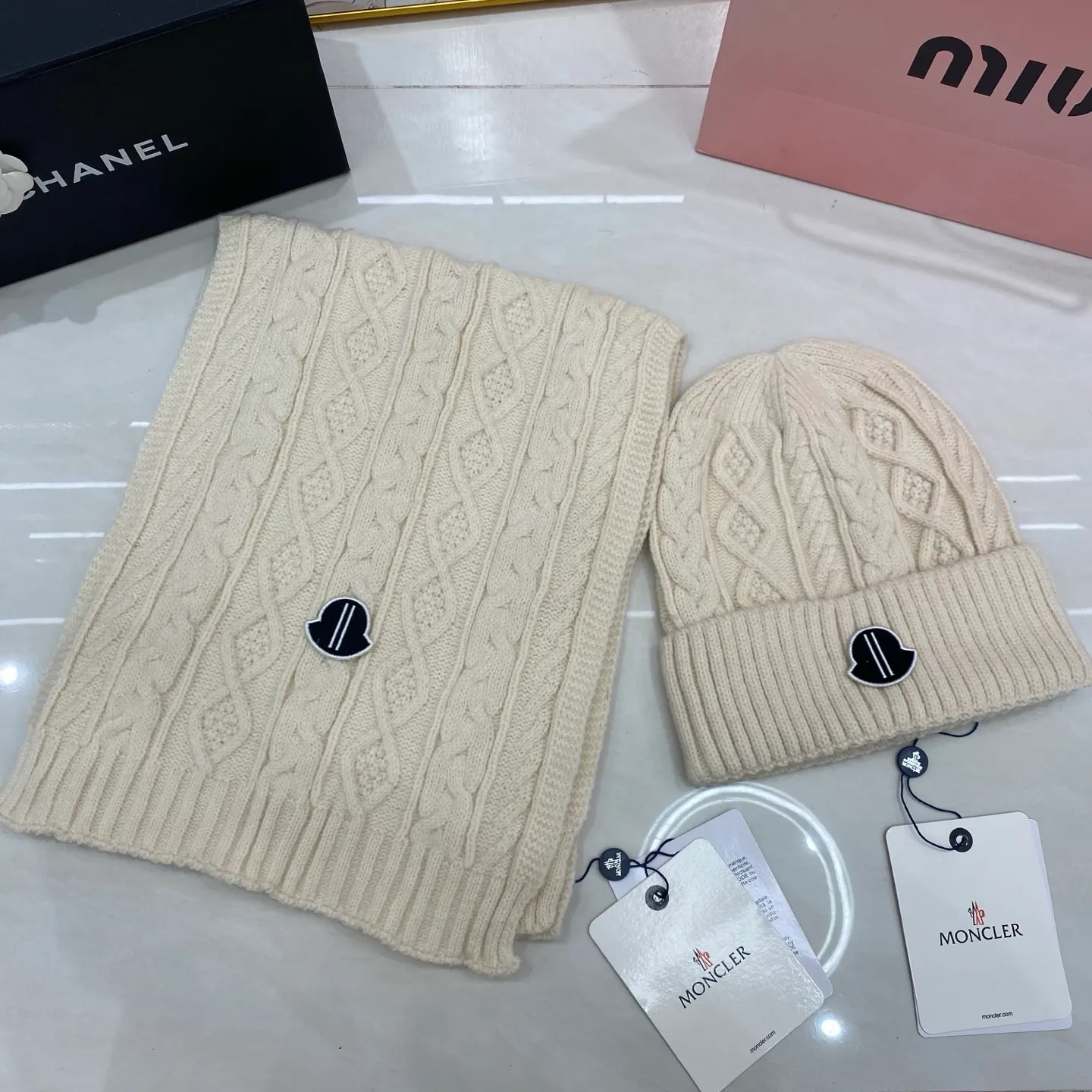 Moncler cashmere suit: scarf 🧣/cashmere knitted hat