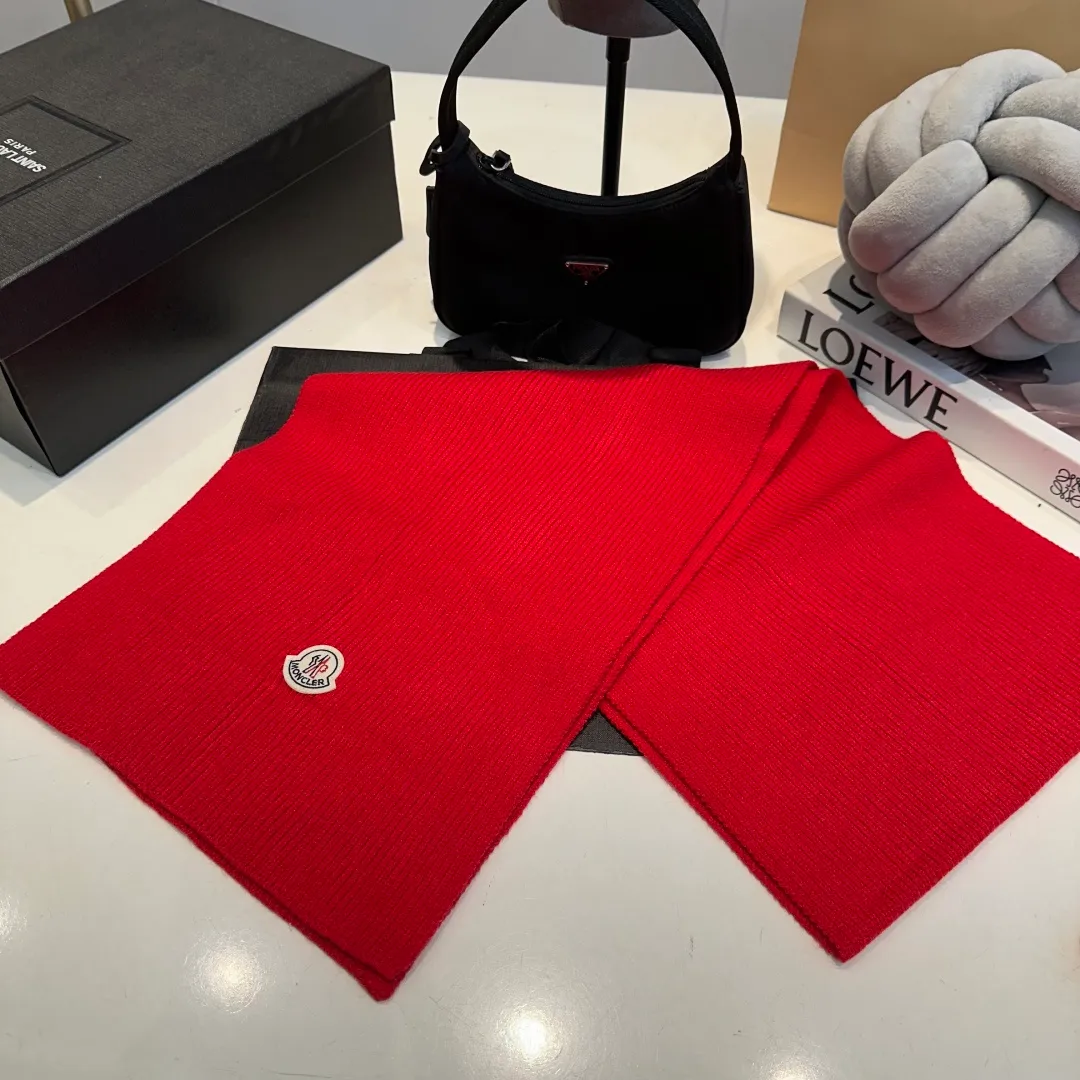 P130 Moncler autumn and winter counter style knitted beanie + scarf with classic pattern, warm and fashionable! Fashionable and popular 🌸First-class texture, pure wool