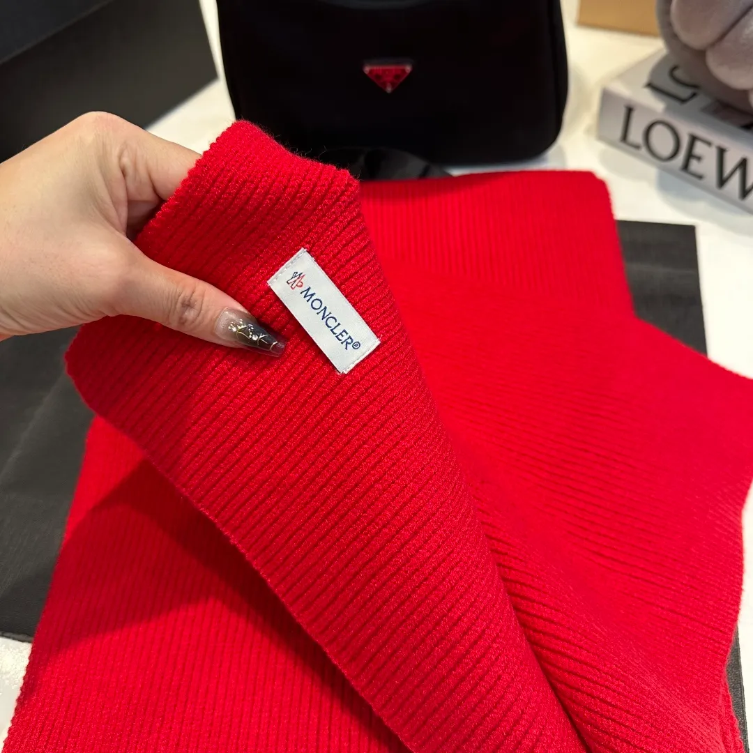 P130 Moncler autumn and winter counter style knitted beanie + scarf with classic pattern, warm and fashionable! Fashionable and popular 🌸First-class texture, pure wool