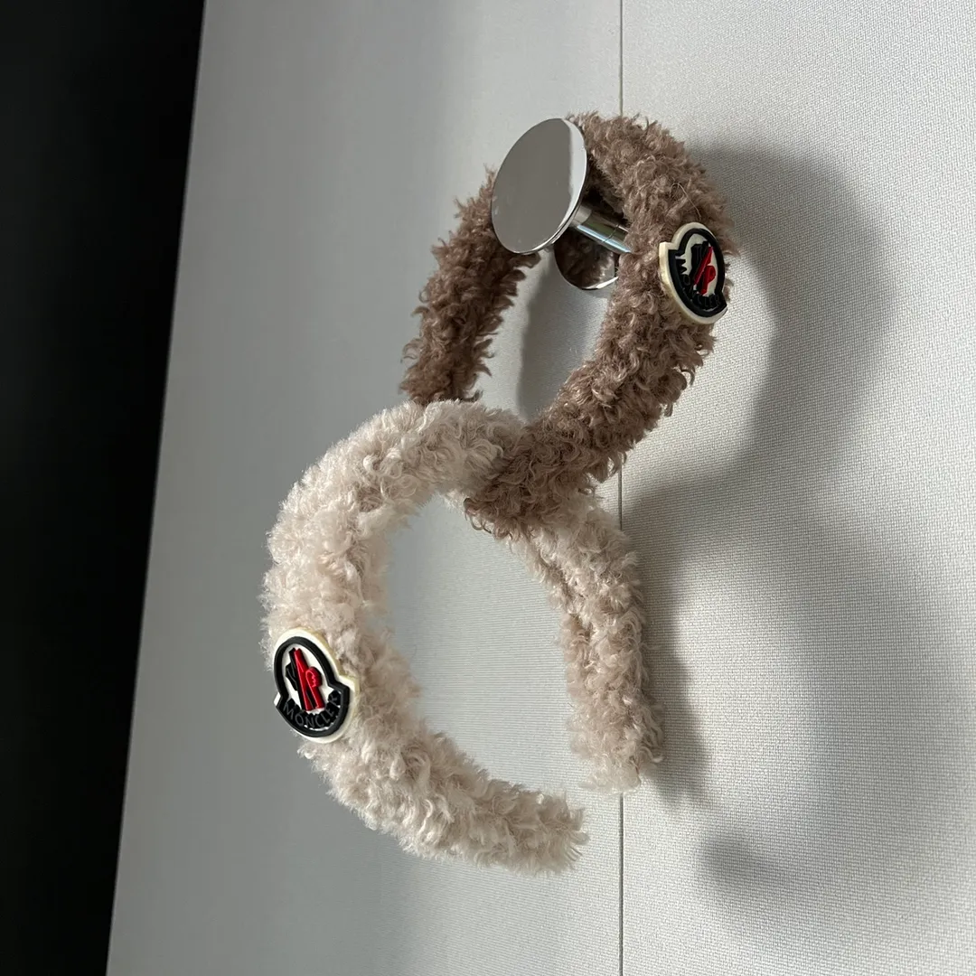 🉐80 single headband. Moncler is killing me - this headband is like the ceiling ~ Pure and lustful ~ It’s so fluffy 🉑️ I love it and the feel is amazing. It’s waxy and looks like a fairy!