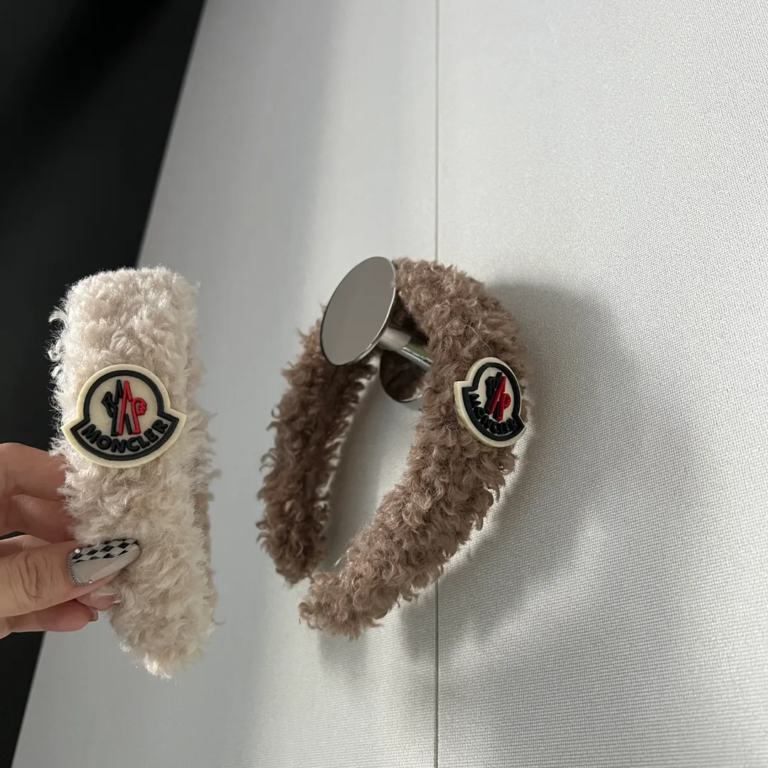 🉐80 single headband. Moncler is killing me - this headband is like the ceiling ~ Pure and lustful ~ It’s so fluffy 🉑️ I love it and the feel is amazing. It’s waxy and looks like a fairy!