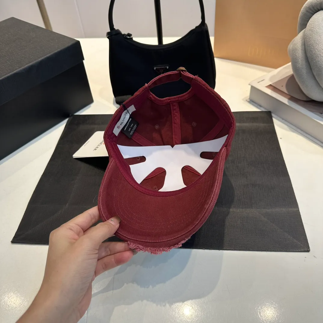 P60 MONCLER autumn and winter ripped baseball cap, suitable for young and fashionable people. It has a strong visual effect, good-looking and high-quality!
