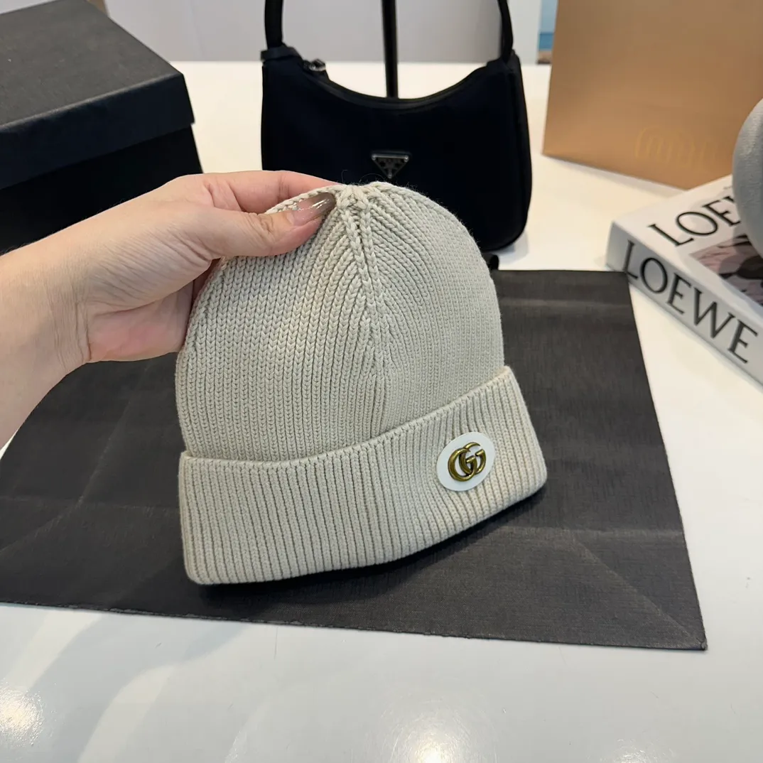 P56 GUCCI Autumn and Winter This series of soft accessories has elegant colors and cleverly incorporates collection elements. Crafted in camel, this hat is crafted from ribbed-knit wool and cashmere-blend. The oval Double G leather patch adds a subtle logo connotation to the entire design. Genuinely textured knit wool and cashmere blend Gold-tone hardware Oval Double G leather patch