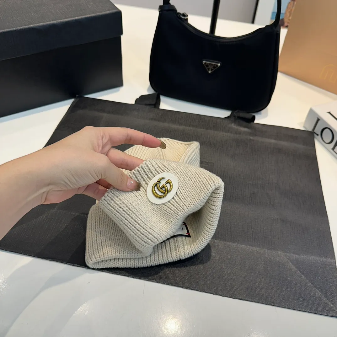 P56 GUCCI Autumn and Winter This series of soft accessories has elegant colors and cleverly incorporates collection elements. Crafted in camel, this hat is crafted from ribbed-knit wool and cashmere-blend. The oval Double G leather patch adds a subtle logo connotation to the entire design. Genuinely textured knit wool and cashmere blend Gold-tone hardware Oval Double G leather patch