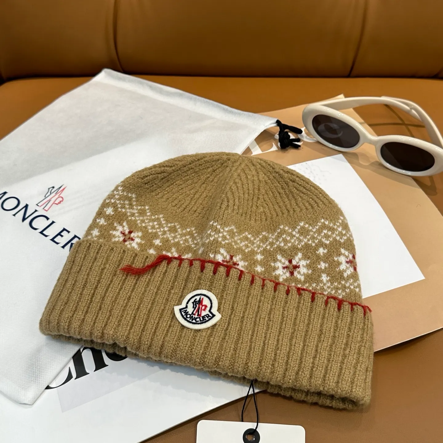 P70 MONCLER wool hat👍The quality is very soft and comfortable, warm and fashionable, simple and elegant, versatile!