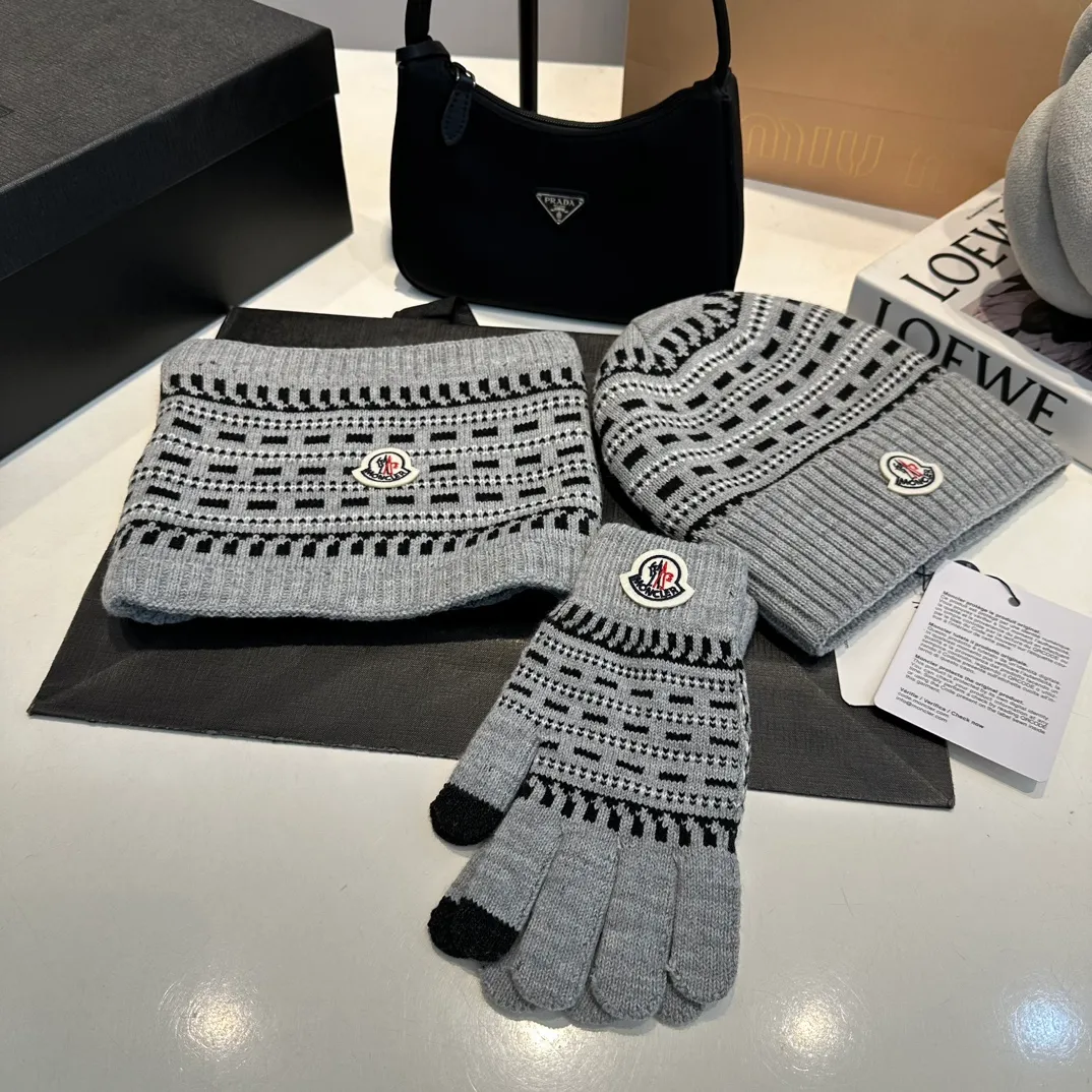 P140 Moncler Moncler 💥 Mouth three-piece set, gloves, hat, scarf, original replica. Very soft and skin-friendly, very elastic 💓 Textured and very versatile style ~ Warm, one size fits all and elastic ~ Unisex, can be worn by any head size. Super quality, highly recommended