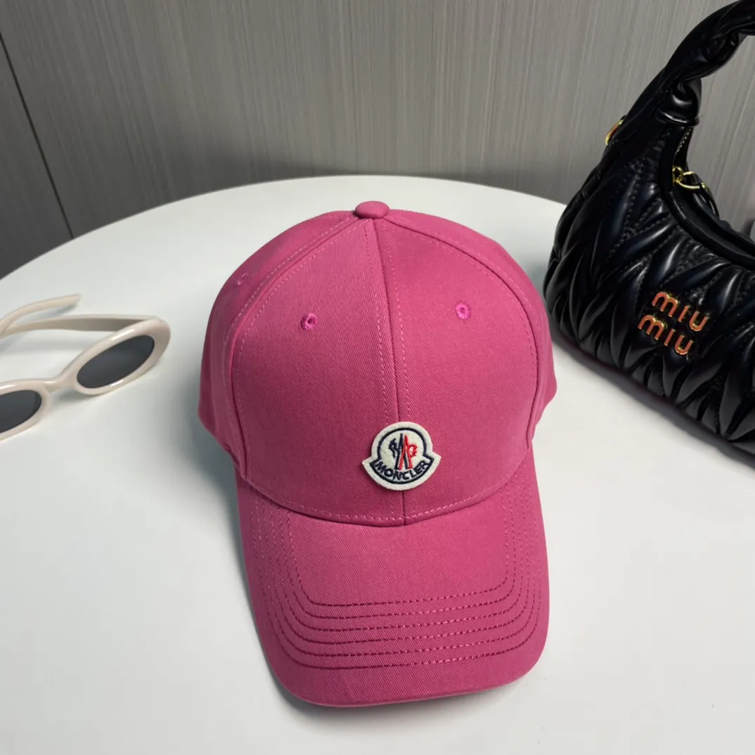 P56 MONCLER new baseball cap, a fashionable street item with a great style, a favorite among Internet celebrities and fashion bloggers! High quality, comfortable and breathable, concave shape looks good