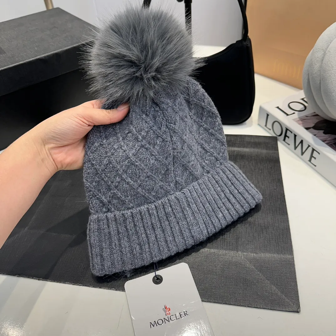 P80 Moncler👒high-end genuine exclusive style, hemp flower knitted hat, made of selected wool, skin-friendly and super soft‼ ️Paired with fox fur balls, it is very age-reducing‼ ️Complete trademark hangtags