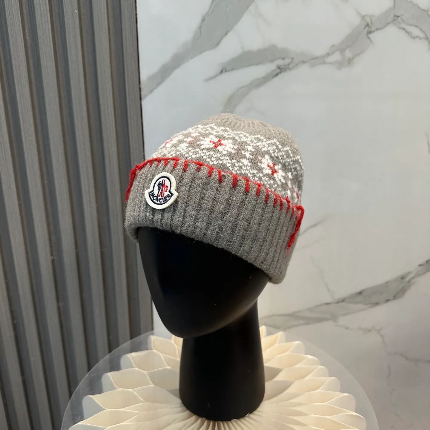 P70 MONCLER wool hat👍The quality is very soft and comfortable, warm and fashionable, simple and elegant, versatile!