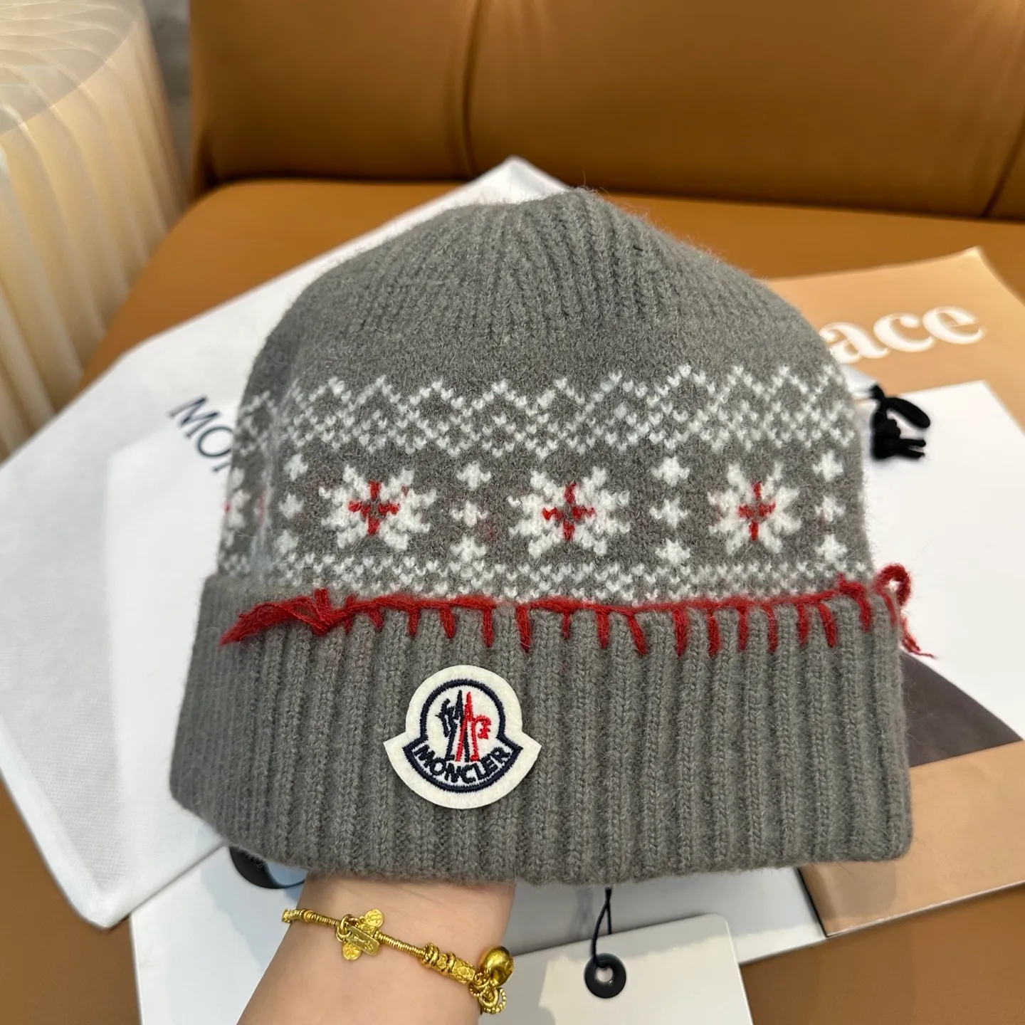 P70 MONCLER wool hat👍The quality is very soft and comfortable, warm and fashionable, simple and elegant, versatile!