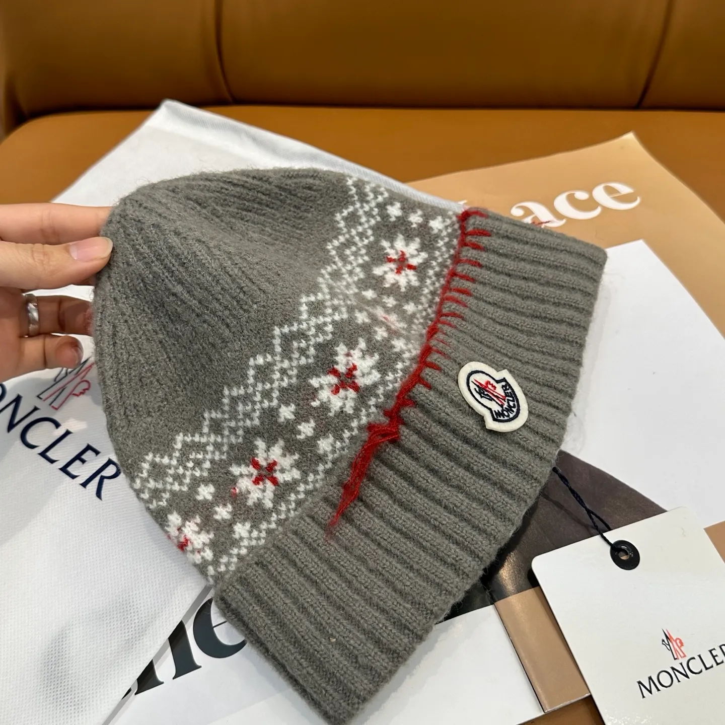 P70 MONCLER wool hat👍The quality is very soft and comfortable, warm and fashionable, simple and elegant, versatile!