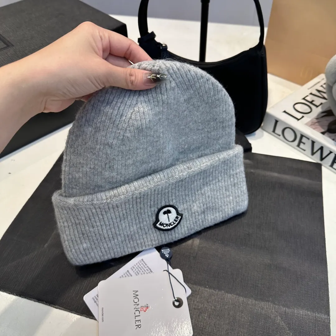 P70 MONCLER muffled knitted beanie, good quality, high-end and elegant, super popular 💖The texture is great, it’s great to match when out on the street! Fashion trends! A must-have item for winter, the same style for men and women, get it now!