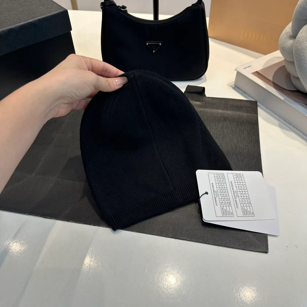 P50 Moncler 💥 Official website classic knitted hat, replica of the original. Very soft and skin-friendly, very elastic 💓 Textured and very versatile style ~ Warm cashmere woolen hat, one size fits all and elastic ~ Unisex, can be worn by any head size. Super quality, highly recommended