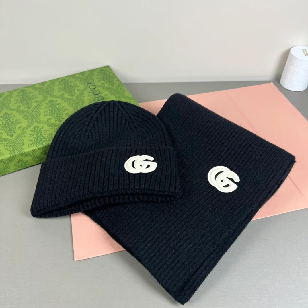 P150 GUCCI classic suit hat! Hat ➕Scarf! Cashmere and Rabbit Velvet Quality! It's warm and super comfortable~A great tool for young ladies to reduce their age in winter~This winter, all you need is a set of hats~It's warm and fashionable! Unisex model! Can be made as a couple model! Complete range of anti-counterfeiting labels and elevators! Many styles, welcome to choose!!