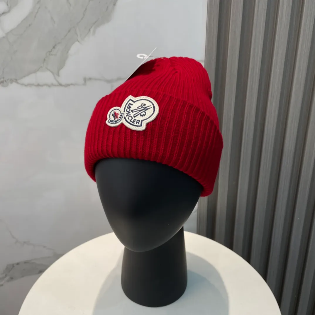 P56 comes with a dust bag for Moncler💥 Official website classic knitted hat, original replica. Very soft and skin-friendly, very elastic 💓 Textured and very versatile style ~ Warm cashmere woolen hat, one size fits all and elastic ~ Unisex, can be worn by any head size. Super quality, highly recommended