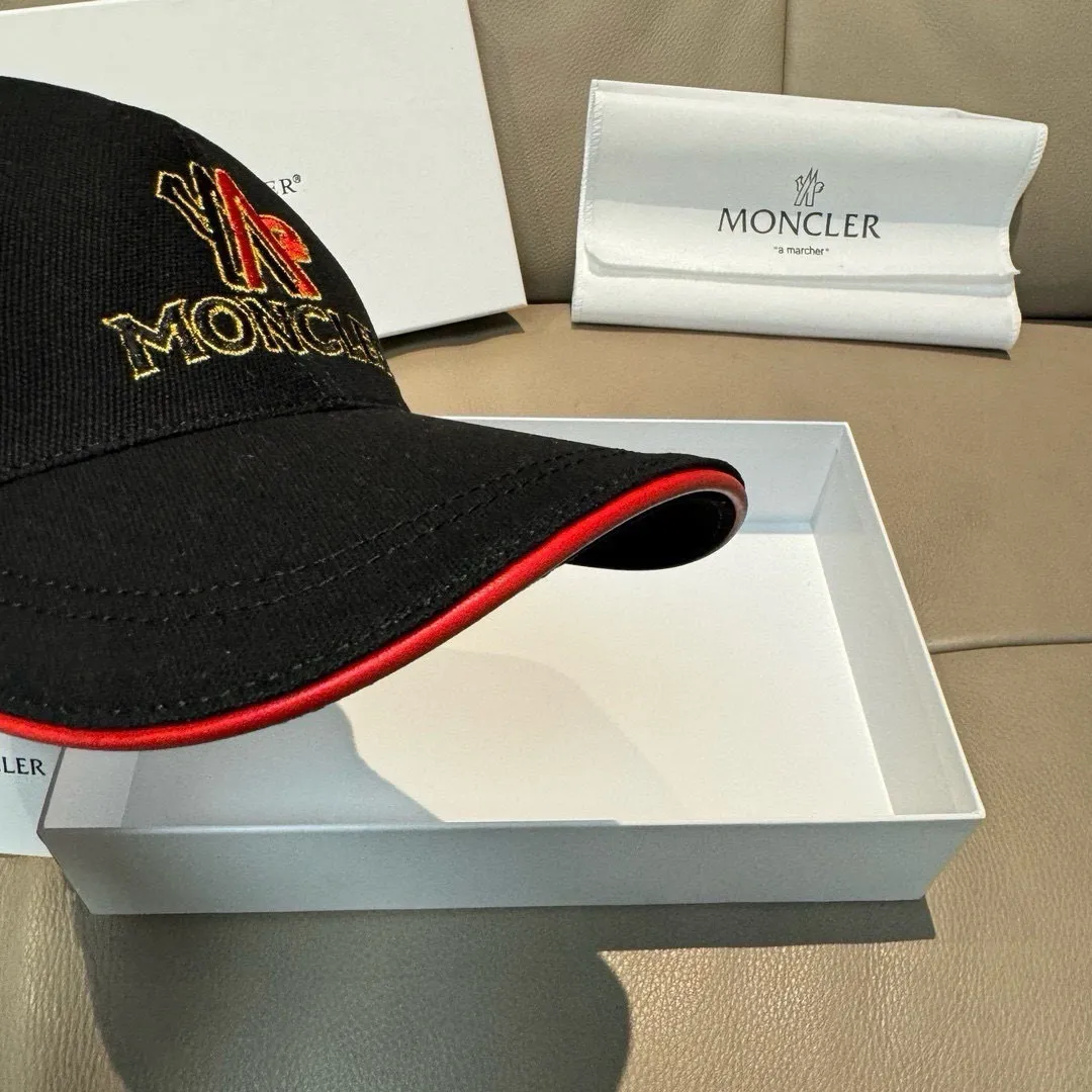 p90., Moncler's new original baseball cap, 1:1 mold opening at the counter, new three-dimensional embroidery, original canvas + first-layer cowhide, pure cotton lining, light and breathable! The quality is great, the basic head circumference is 56cm, and the patch is adjustable.