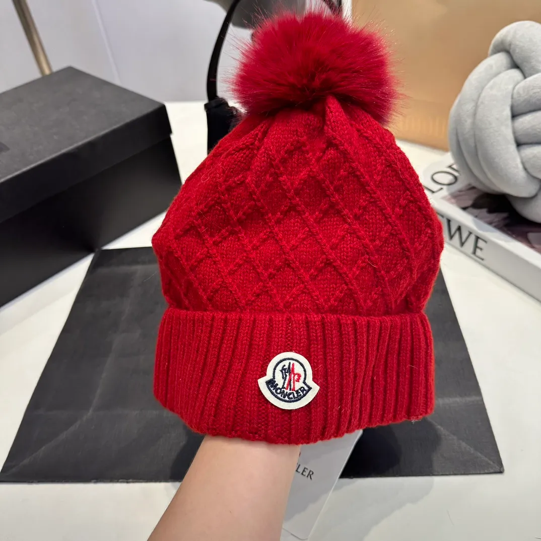 P80 Moncler👒high-end genuine exclusive style, hemp flower knitted hat, made of selected wool, skin-friendly and super soft‼ ️Paired with fox fur balls, it is very age-reducing‼ ️Complete trademark hangtags