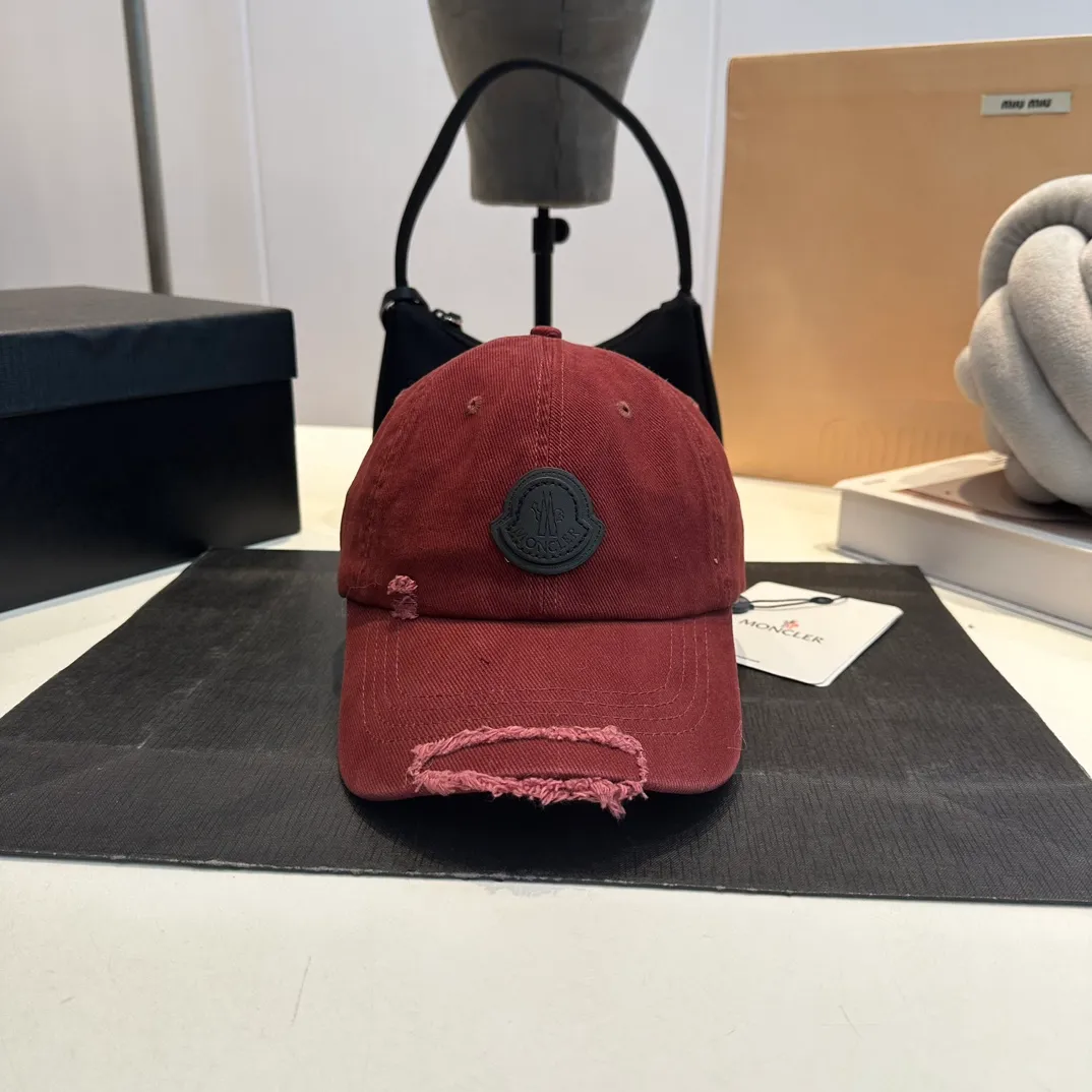 P60 MONCLER autumn and winter ripped baseball cap, suitable for young and fashionable people. It has a strong visual effect, good-looking and high-quality!