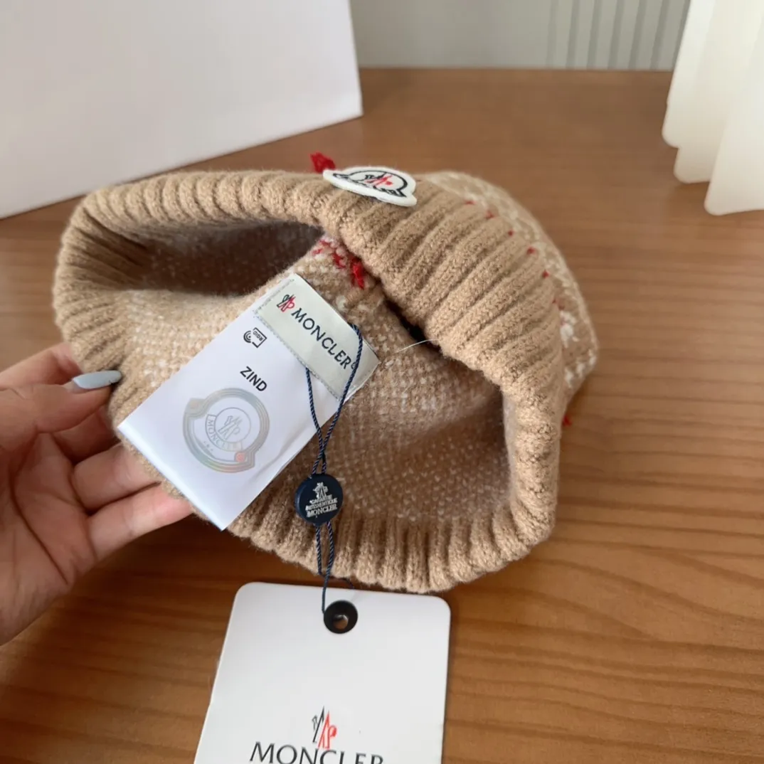 Moncler 25 autumn and winter wool knitted warm knitted hat has a soft and waxy texture like cashmere, authentic quality enjoyment!