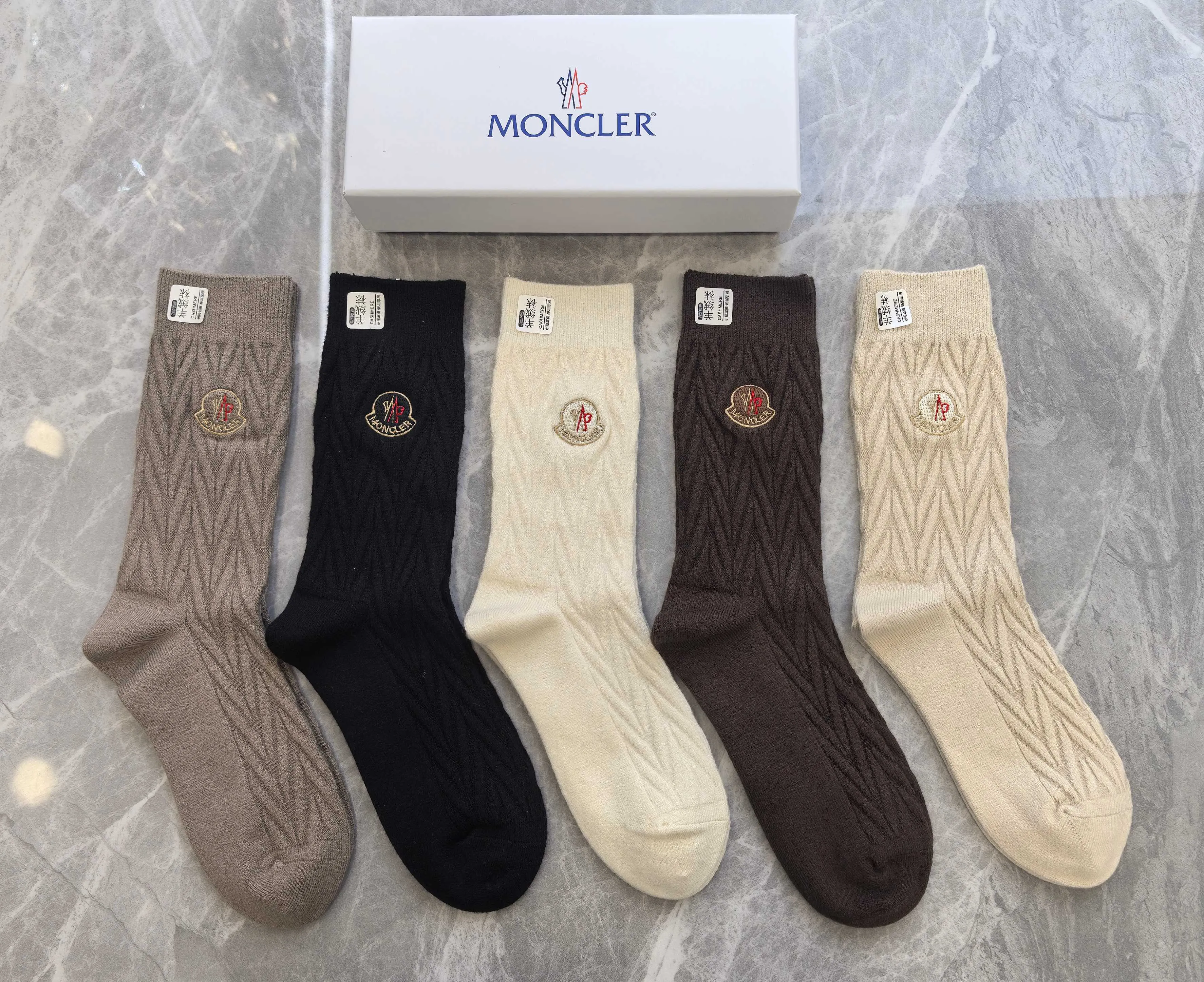 Special P100💛 Comes with counter packaging MONCLER’s latest cashmere embroidered mid-length pile socks! Five pairs in a box, synchronized tube socks at the counter, 💛 big brands are out, a must-have for fashionistas 🔥 super easy to match