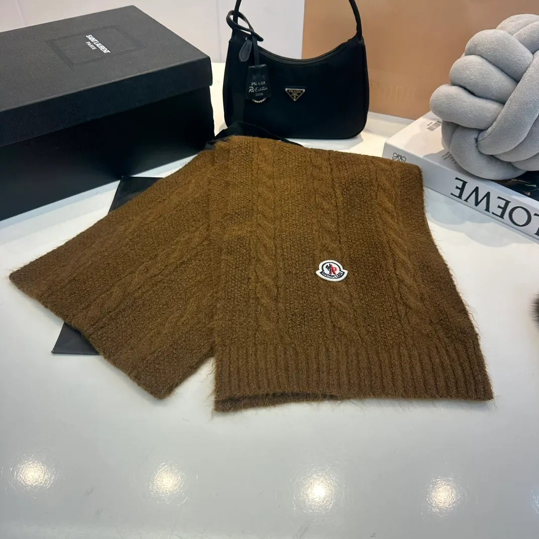 P180 MONCLER Mouth Cover Suit♥️Original hat and scarf set! Made of rabbit velvet➕cashmere, with a 15cm fox fur ball, a real fur ball! Warm and fashionable 😱[愄火] Versatile style [Love] The texture is very good, comfortable and breathable [Hey ha] Looks good no matter how you match it [Shh] A must-have for fashionistas [Wit] 4 colors available❤️❤️Unisex, the ball can be removed