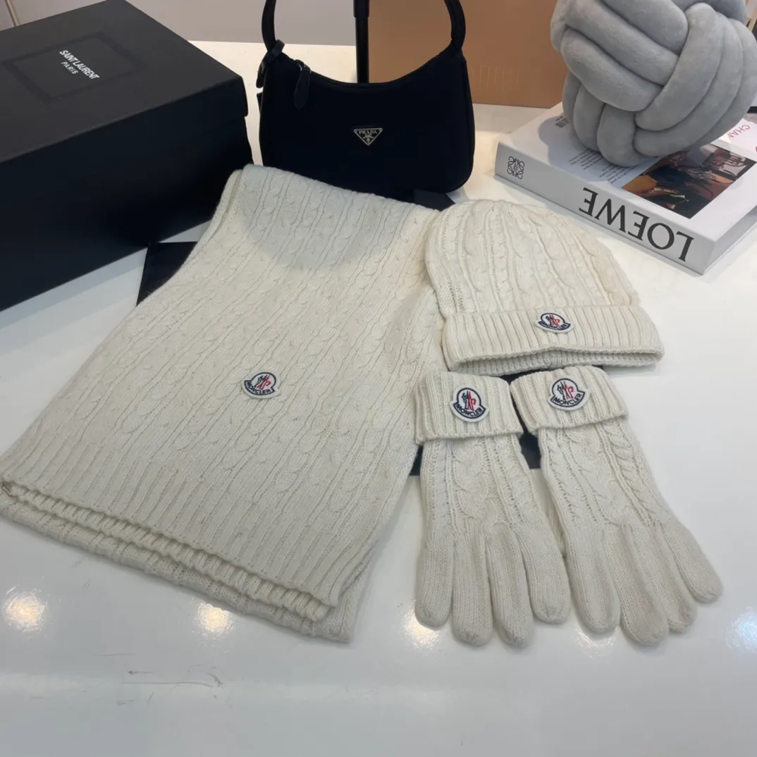 P180 Moncler wool knitted three-piece set, gloves + hat + scarf set ❄️ Wool knitted, super cute with cashmere scarf, a must-have for autumn and winter