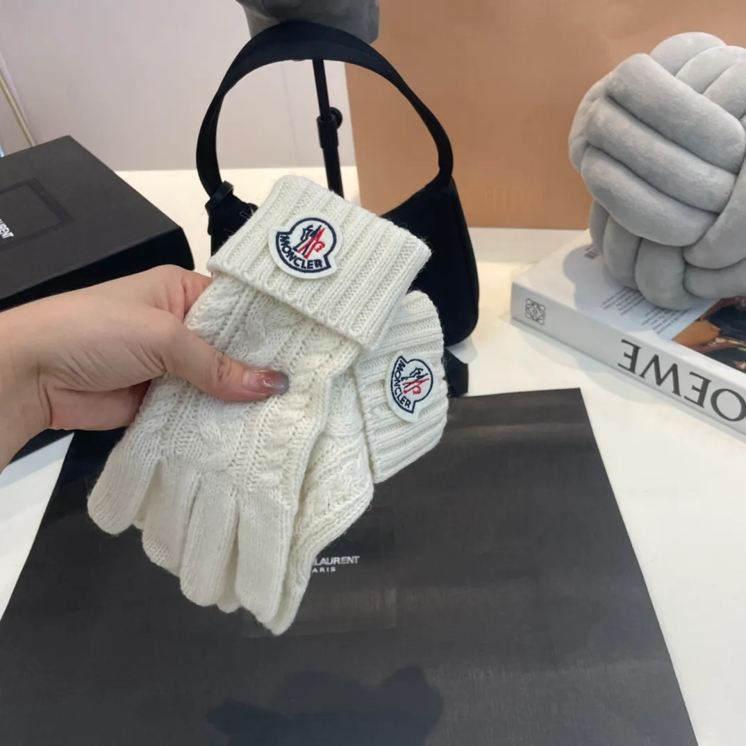 P180 Moncler wool knitted three-piece set, gloves + hat + scarf set ❄️ Wool knitted, super cute with cashmere scarf, a must-have for autumn and winter