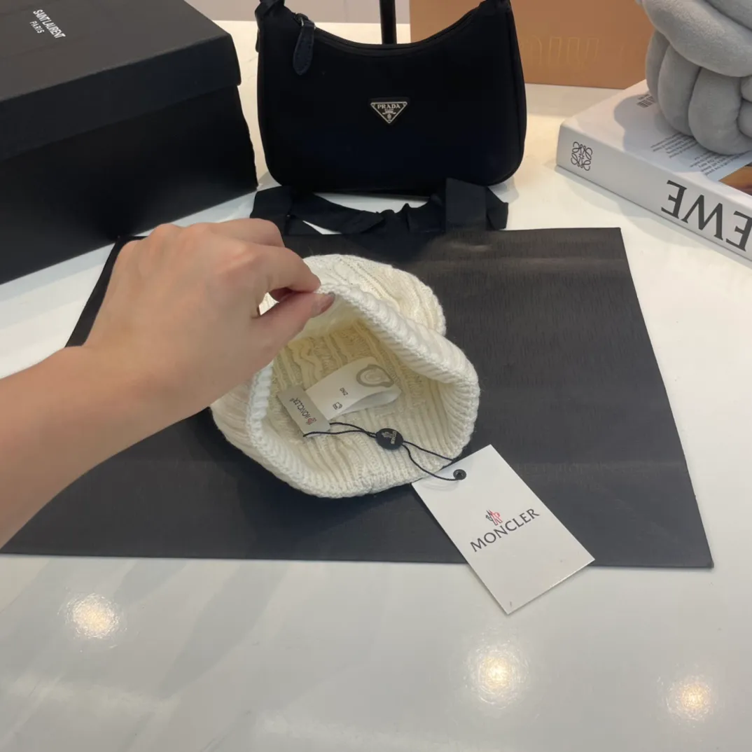 P180 Moncler wool knitted three-piece set, gloves + hat + scarf set ❄️ Wool knitted, super cute with cashmere scarf, a must-have for autumn and winter