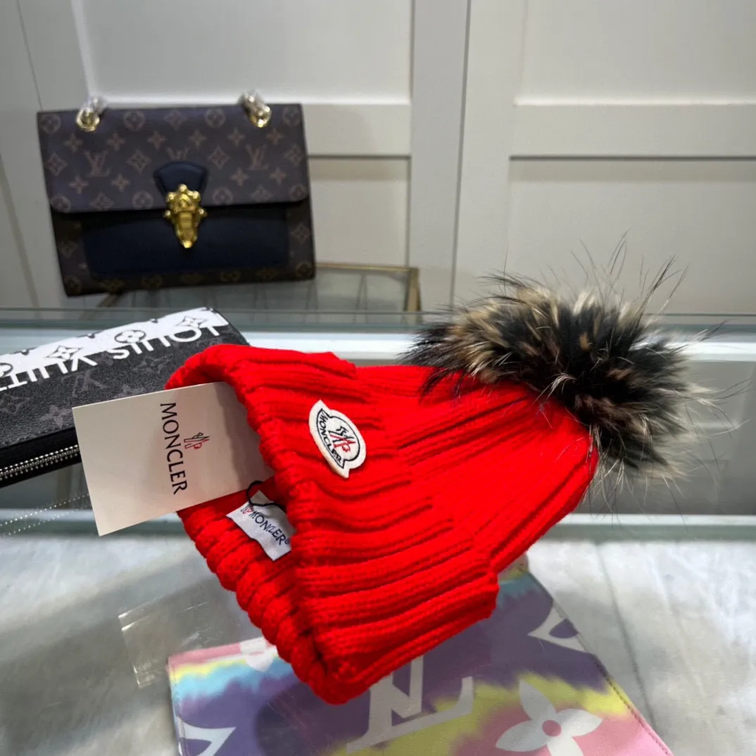 P70 comes with dust-proof bag. Mouth-mounted MONCLER 〈Suitable for adults, children, children and teenagers, great elasticity,〉 Comes with wool ball knitting! The latest wool knitted hat from the official website, a replica of the original one from the official website. Very soft and skin-friendly, with good elasticity! Textured and very versatile style~ Warm woolen hat, one size fits all and elastic~ Unisex, can be worn by any head size. Really recommended