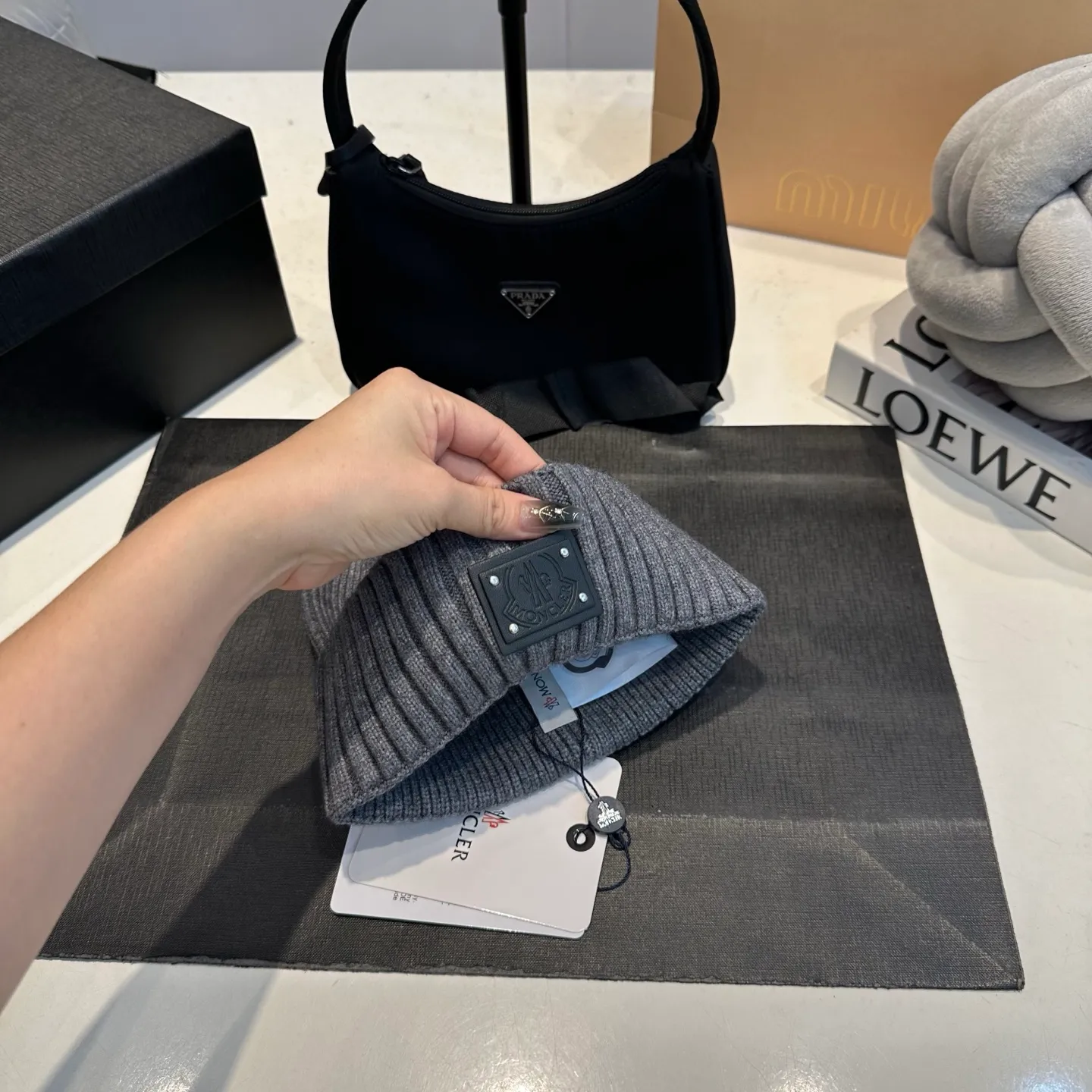 P50 Moncler warm woolen hat, sweet and cool style! Reduce your age and make your face look smaller. I’d like to share it with everyone. Every color matches well and the breasts are milky.