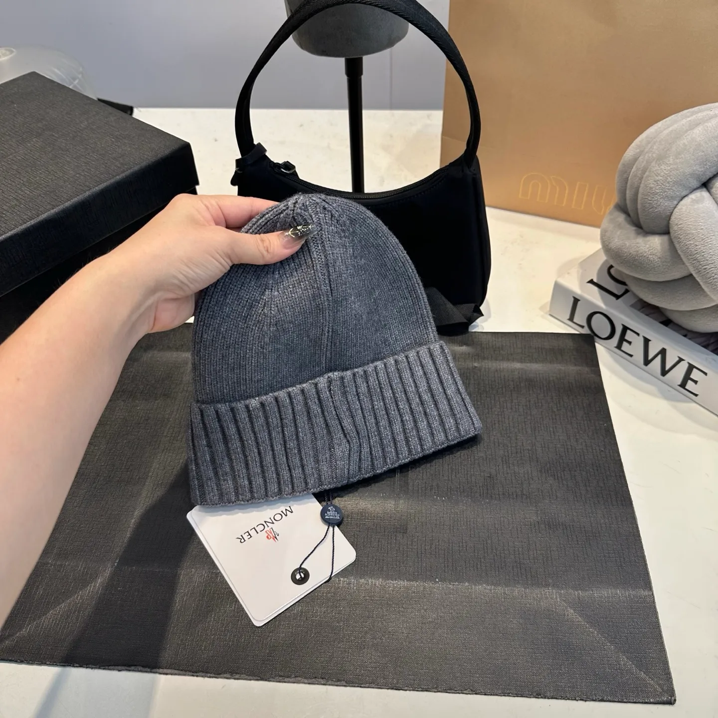 P50 Moncler warm woolen hat, sweet and cool style! Reduce your age and make your face look smaller. I’d like to share it with everyone. Every color matches well and the breasts are milky.