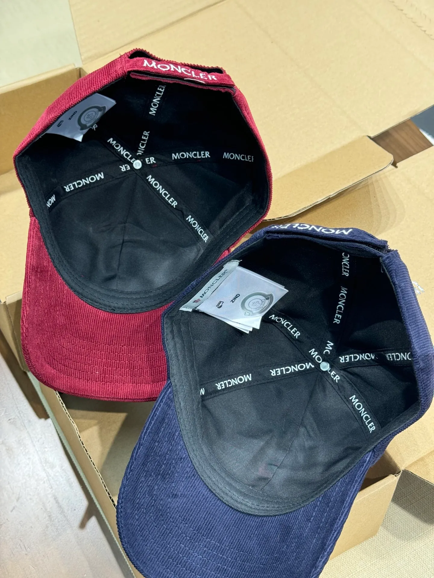 Moncler's new autumn and winter corduroy baseball cap, full of texture. This year's corduroy hat is really yyds ~