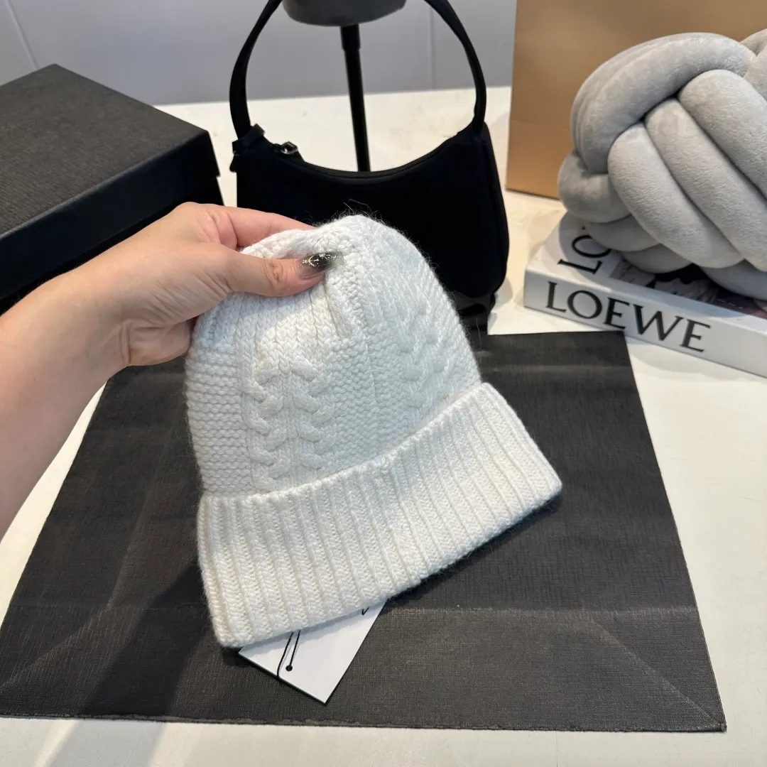 P90 high version Moncler Moncler 💥 Official website classic knitted hat, replica of the original. Very soft and skin-friendly, very elastic 💓 Textured and very versatile style ~ Warm cashmere woolen hat, one size fits all and elastic ~ Unisex, can be worn by any head size. Super quality, highly recommended