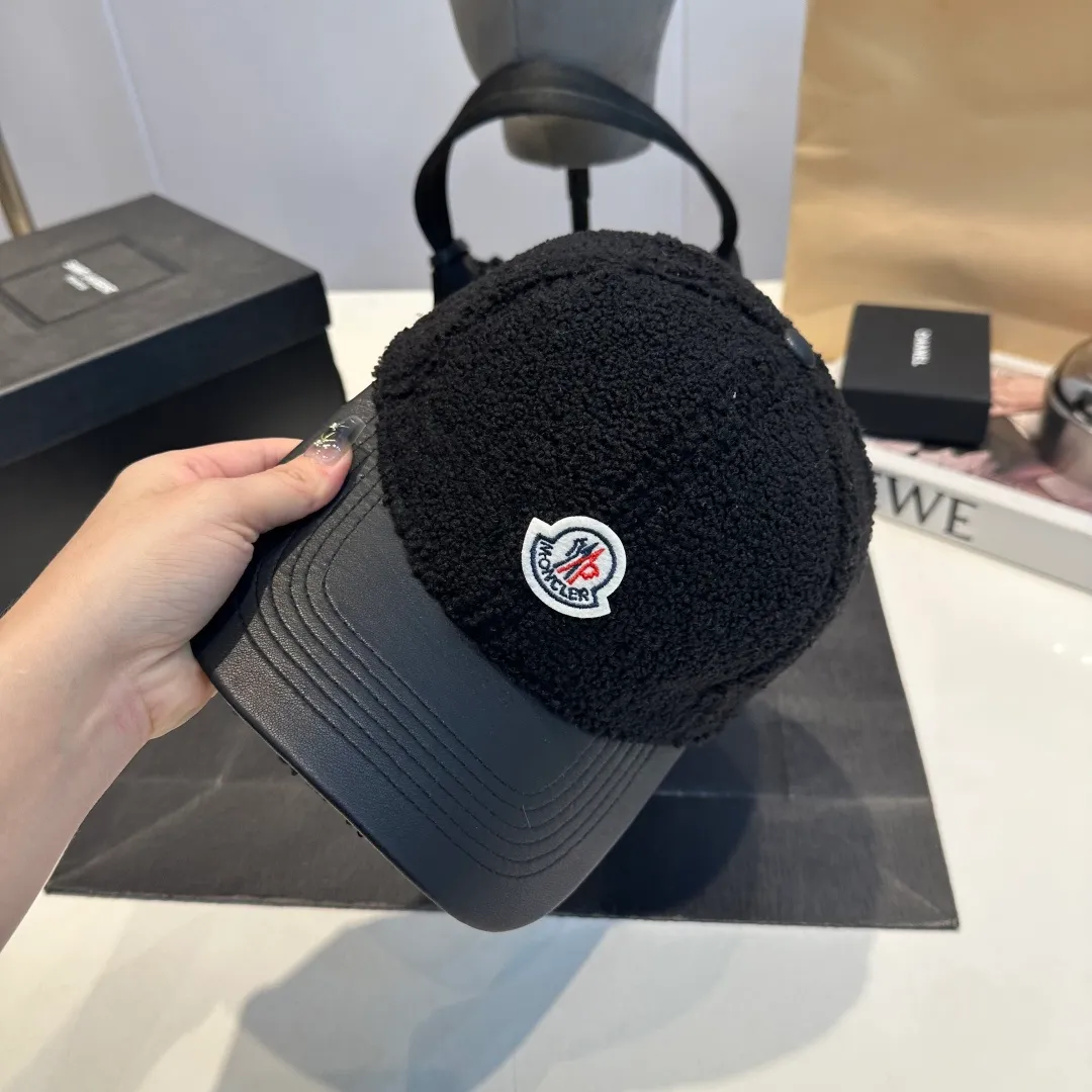 P 54 MONCLER lambswool and leather baseball cap with mouth, suitable for young and fashionable people, with strong visual effect, three-dimensional letters, good-looking and high-quality!