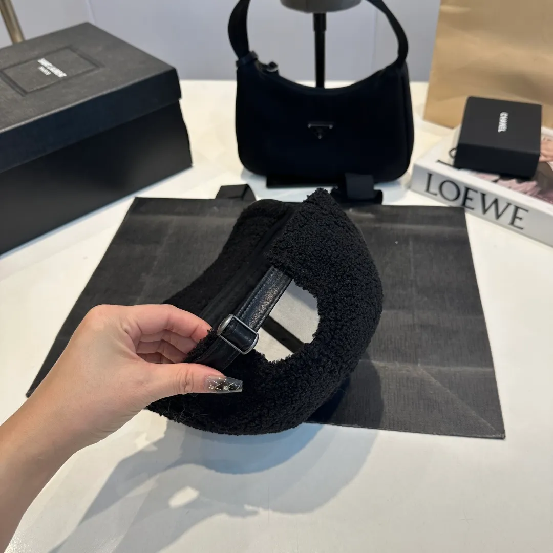 P 54 MONCLER lambswool and leather baseball cap with mouth, suitable for young and fashionable people, with strong visual effect, three-dimensional letters, good-looking and high-quality!