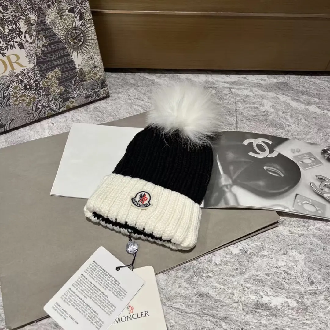 Special batch of 90 Moncler muffled color-blocked knitted hats, paired with fox fur balls, high-end yet cute, looks great with sweater jackets in autumn and winter❤️