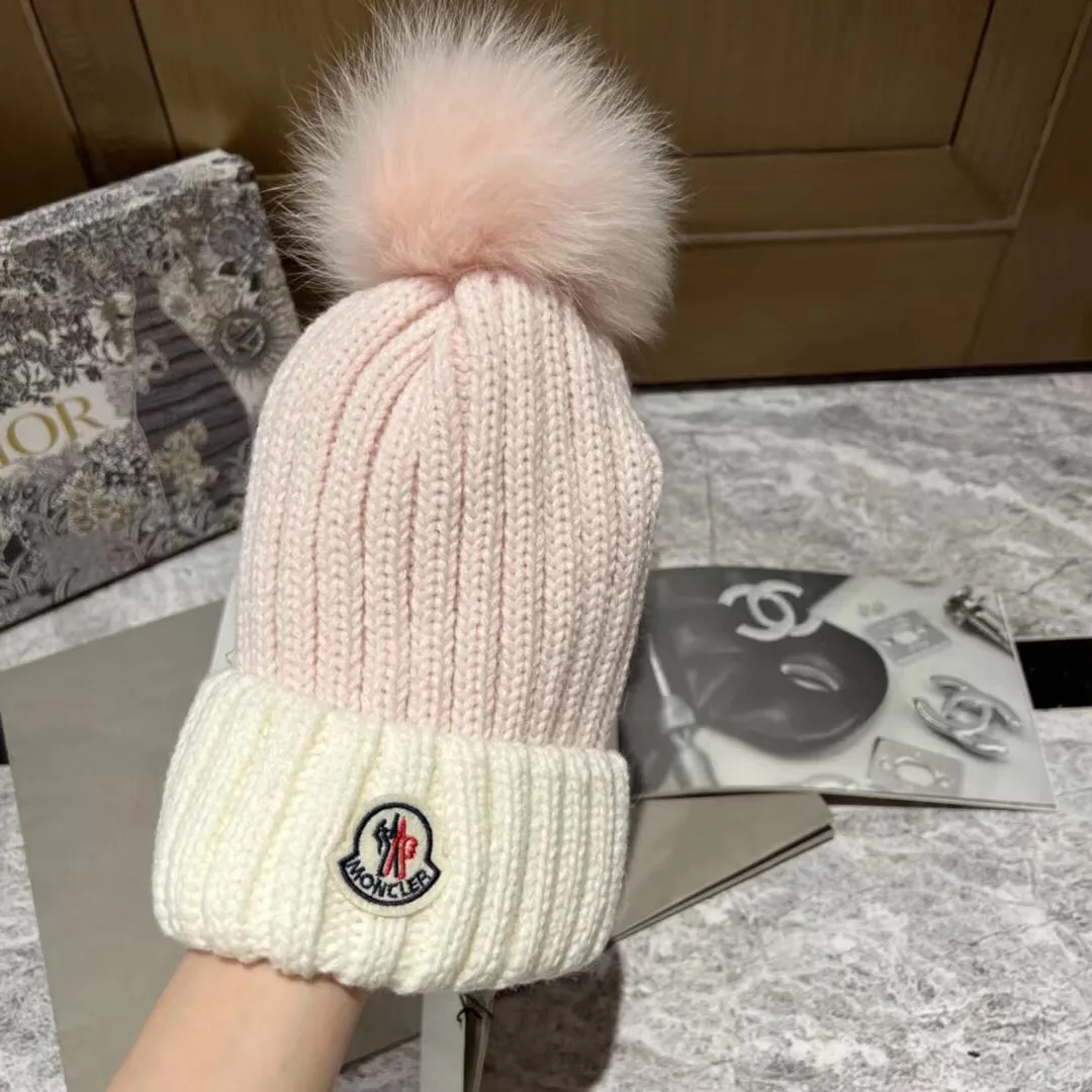Special batch of 90 Moncler muffled color-blocked knitted hats, paired with fox fur balls, high-end yet cute, looks great with sweater jackets in autumn and winter❤️