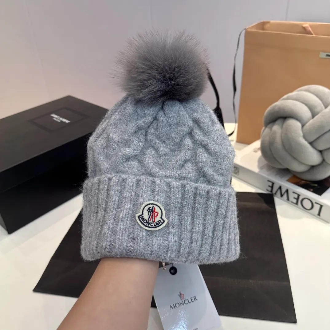 P90 Moncler👒high-end genuine exclusive style, hemp flower knitted hat, made of selected wool, skin-friendly and super soft‼ ️Paired with fox fur balls, it is very age-reducing‼ ️Complete trademark hangtags