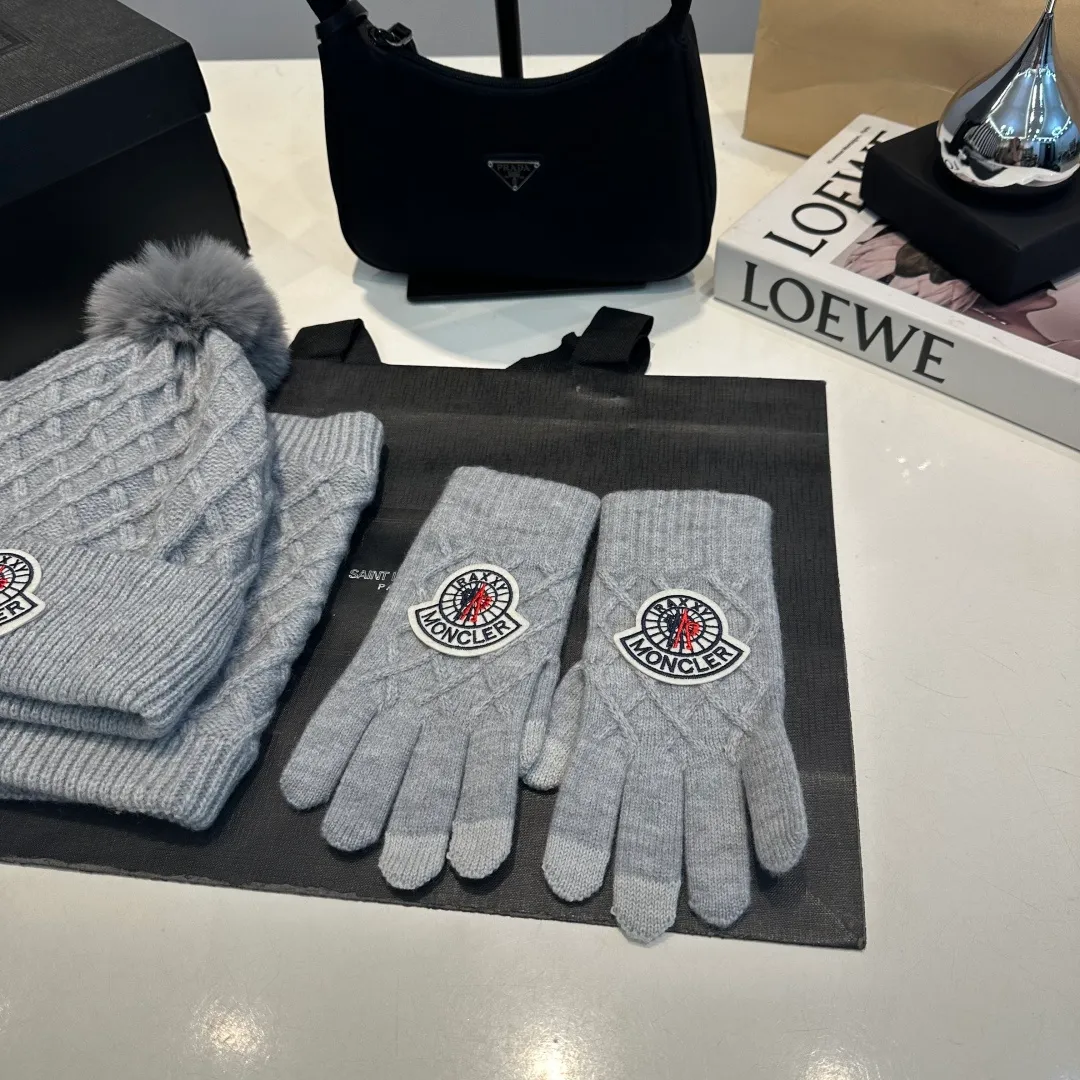 P160 Moncler muzzle suit 2025 autumn and winter style cuffed wool knitted beanie + scarf + gloves High quality customization! This must be my favorite of minimalism. It is clean, neat, fashionable and versatile, and will definitely not be picky about your face shape! A fashionable classic that lasts forever!