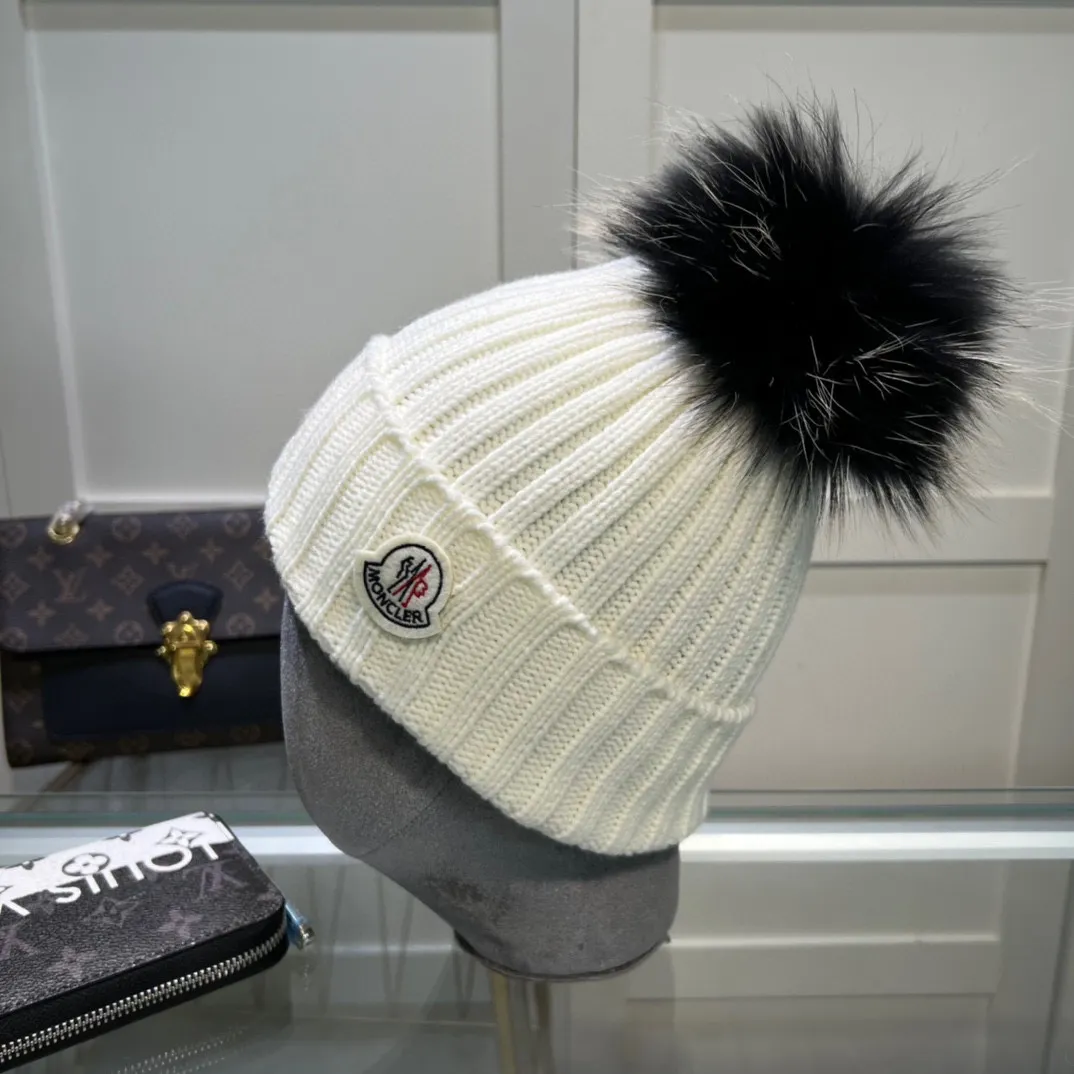 P70 comes with dust-proof bag. Mouth-mounted MONCLER 〈Suitable for adults, children, children and teenagers, great elasticity,〉 Comes with wool ball knitting! The latest wool knitted hat from the official website, a replica of the original one from the official website. Very soft and skin-friendly, with good elasticity! Textured and very versatile style~ Warm woolen hat, one size fits all and elastic~ Unisex, can be worn by any head size. Really recommended